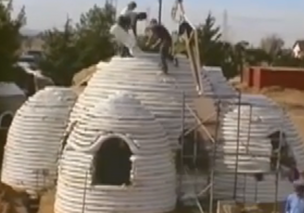 On décide de construire des maisons en terre.