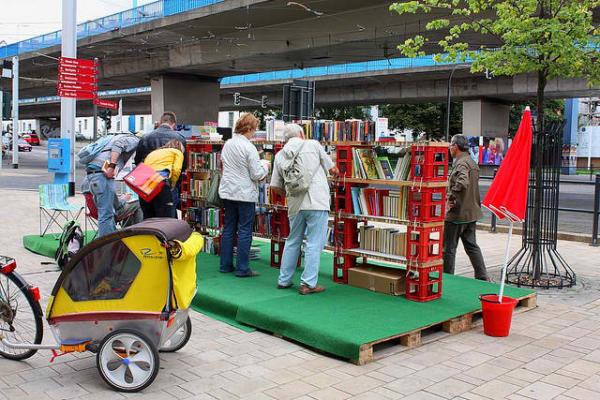 On a aménagé un espace urbain inutilisé en bibliothèque de rue.